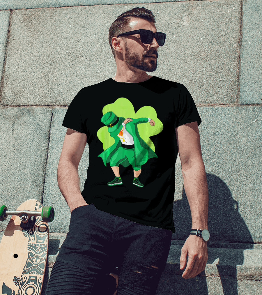 St. Patrick's Day Dabbing Leprechaun With Shamrock Background T-Shirt