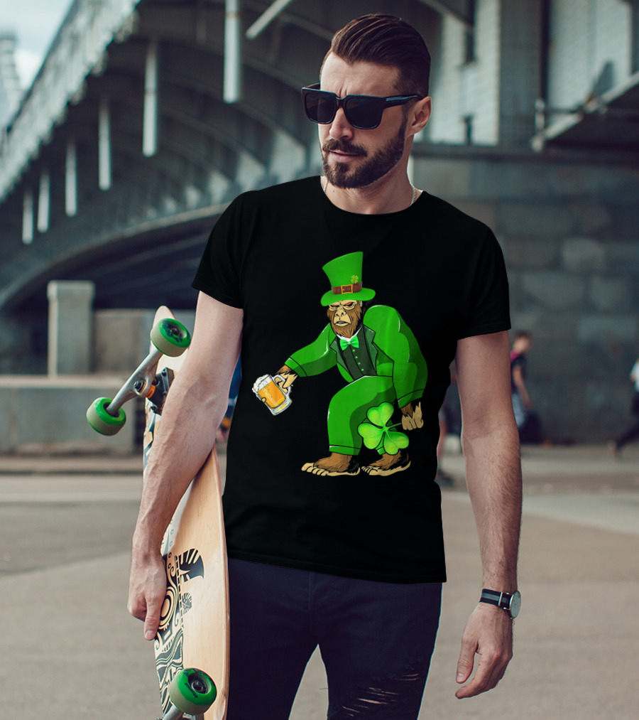 Big Foot Funny Bear Leprechaun Holding Beer And Shamrock In Green Suit T-Shirt