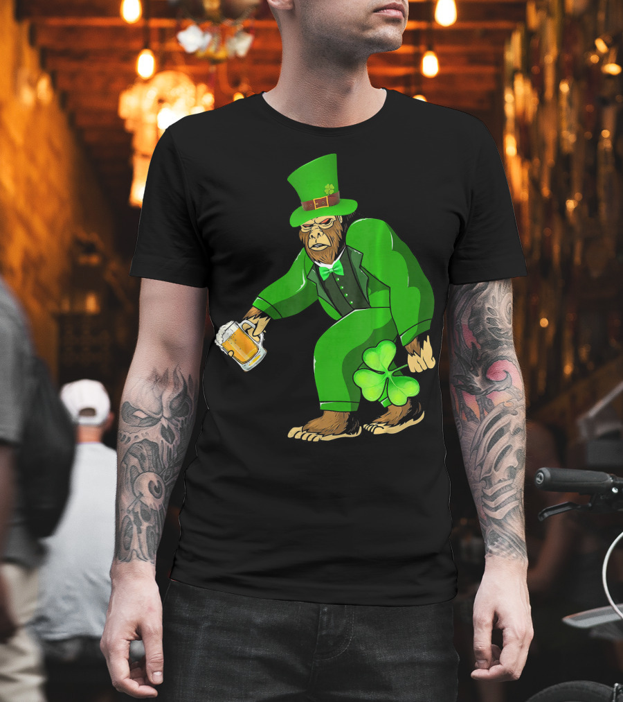 Big Foot Funny Bear Leprechaun Holding Beer and Shamrock in Green Suit T-Shirt