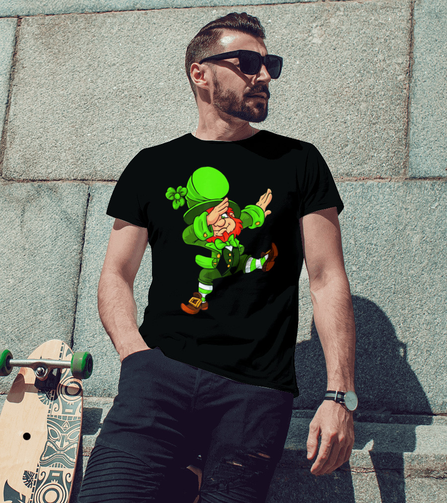 Funny Irish Dabbing Leprechaun With Green Hat And Shamrock T-Shirt