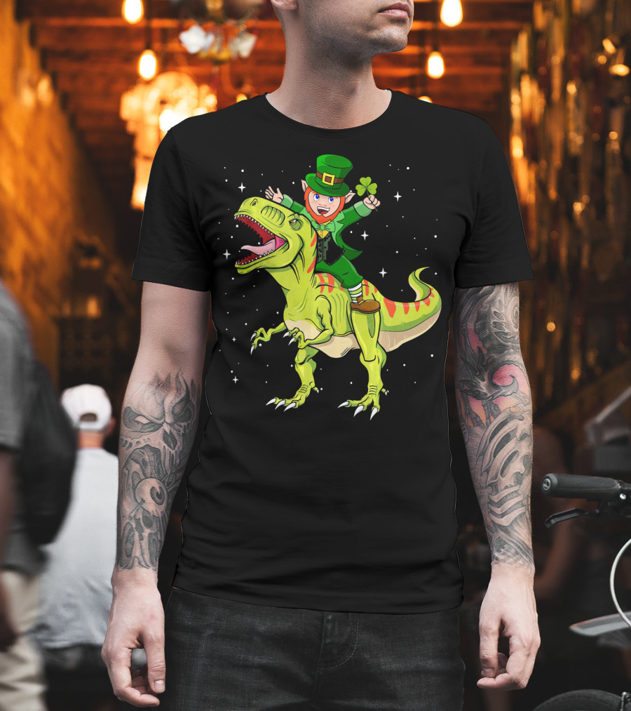 St Patricks Day Leprechaun Riding T Rex Dinosaur with Shamrock T-Shirt