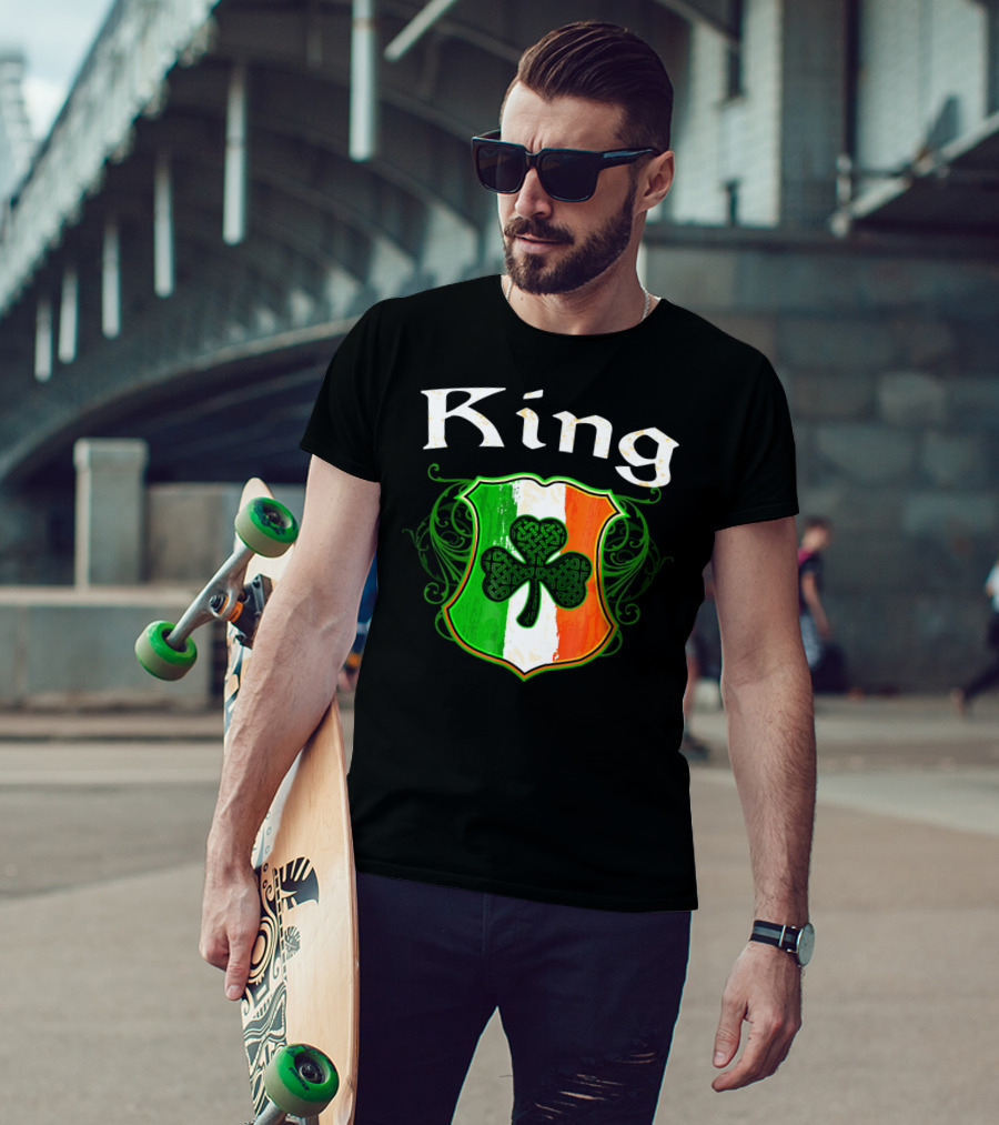 King Surname Irish Shamrock Crest T-Shirt