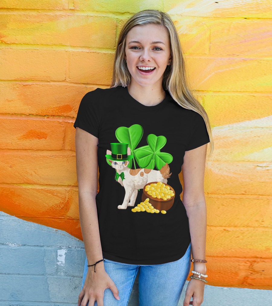 Japanese Bobtail Cat St Patricks Day Lucky Coins Shamrocks Leprechaun Hat T-Shirt