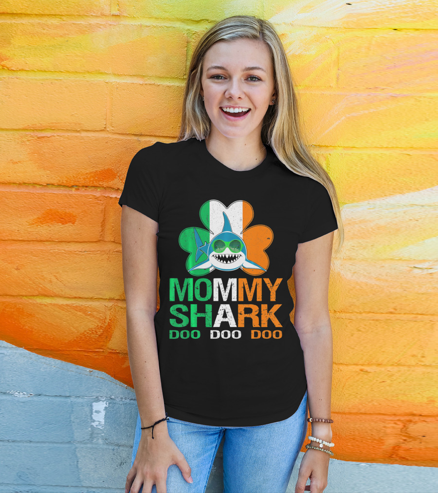 St Patricks Day Mommy Shark Doo Doo Doo Irish Shamrock T-Shirt