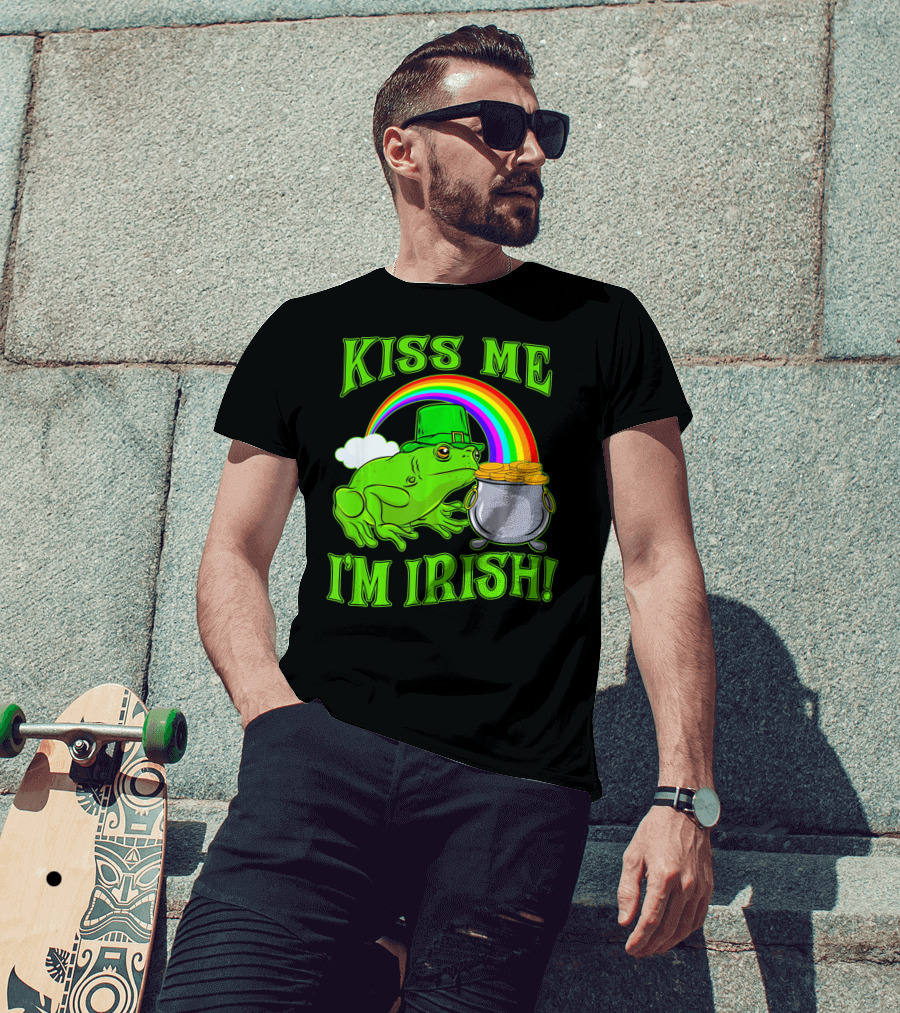 KISS ME I'M IRISH Frog With Rainbow And Pot Of Gold St Patricks Day T-Shirt