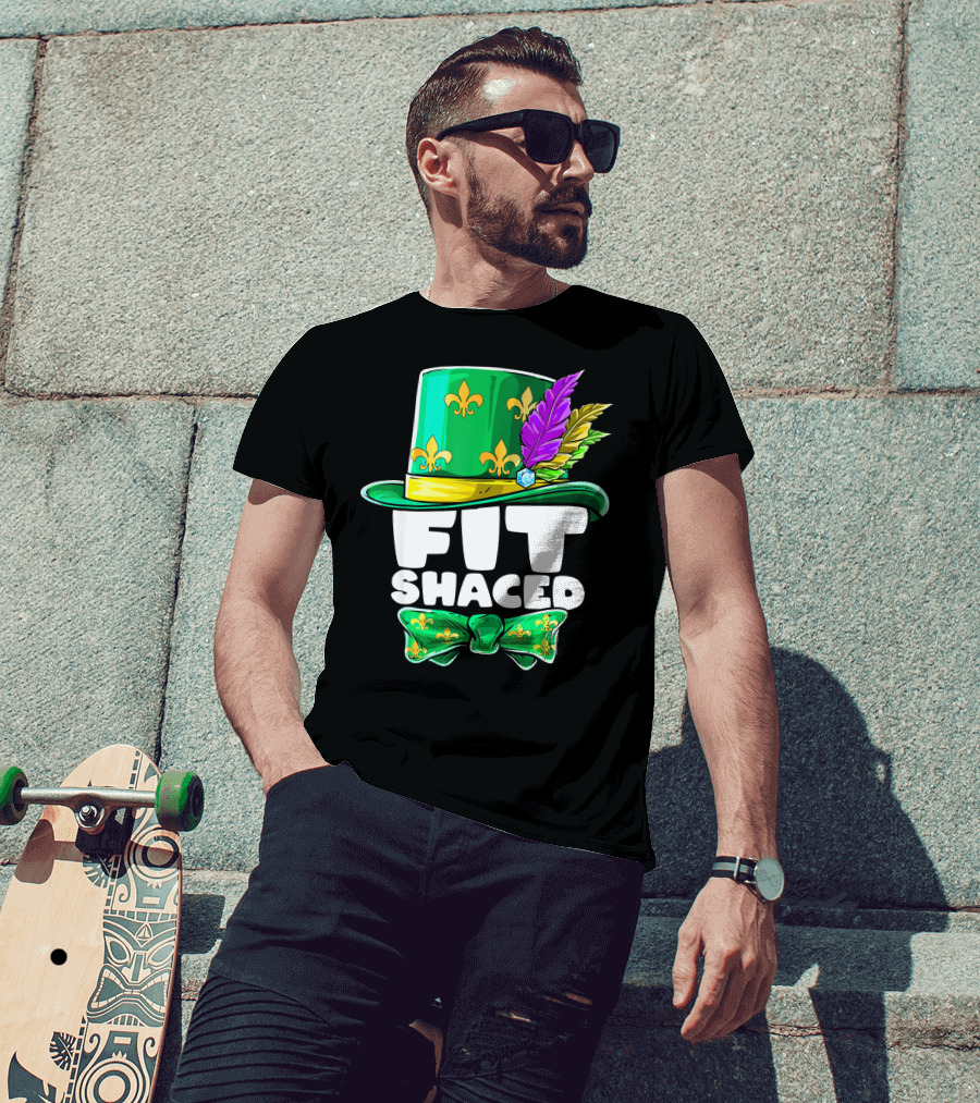 Mardi Gras Fit Shaced Green Hat Fleur-de-Lis Bow Tie Feathers T-Shirt