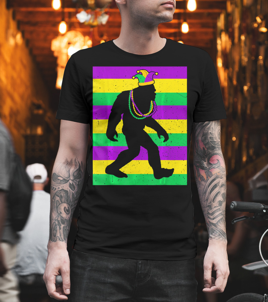 Bigfoot Sasquatch In Mardi Gras Jester Hat And Beads T-Shirt