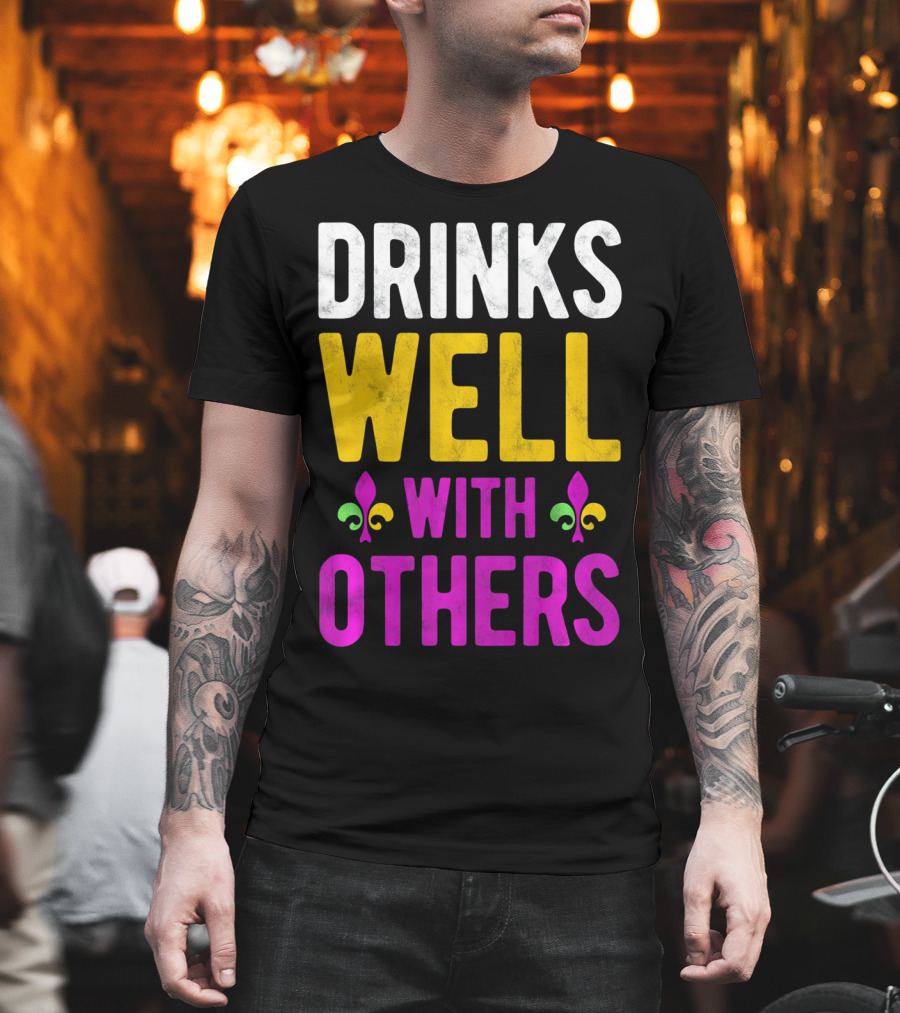 Drinks Well with Others Mardi Gras Fleur-de-Lis Symbols T-Shirt