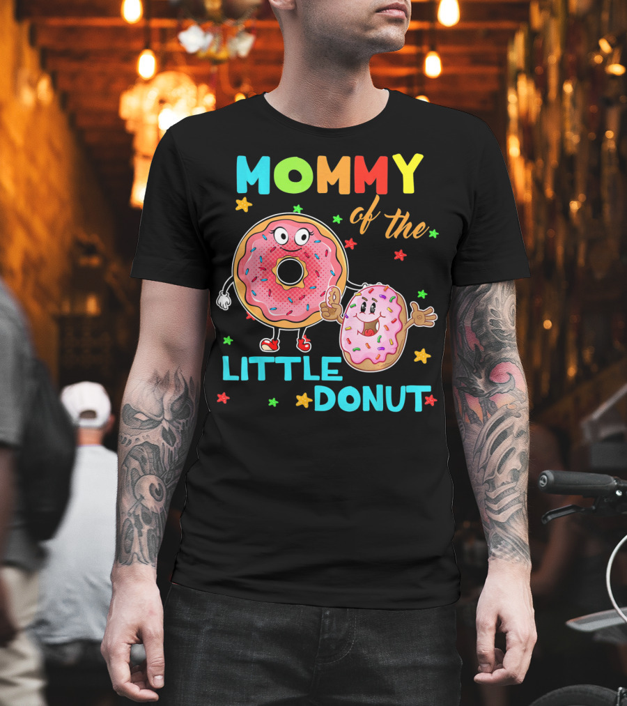 MOMMY OF THE LITTLE DONUT WITH CUTE COLORFUL CARTOON DONUTS AND STARS T-Shirt