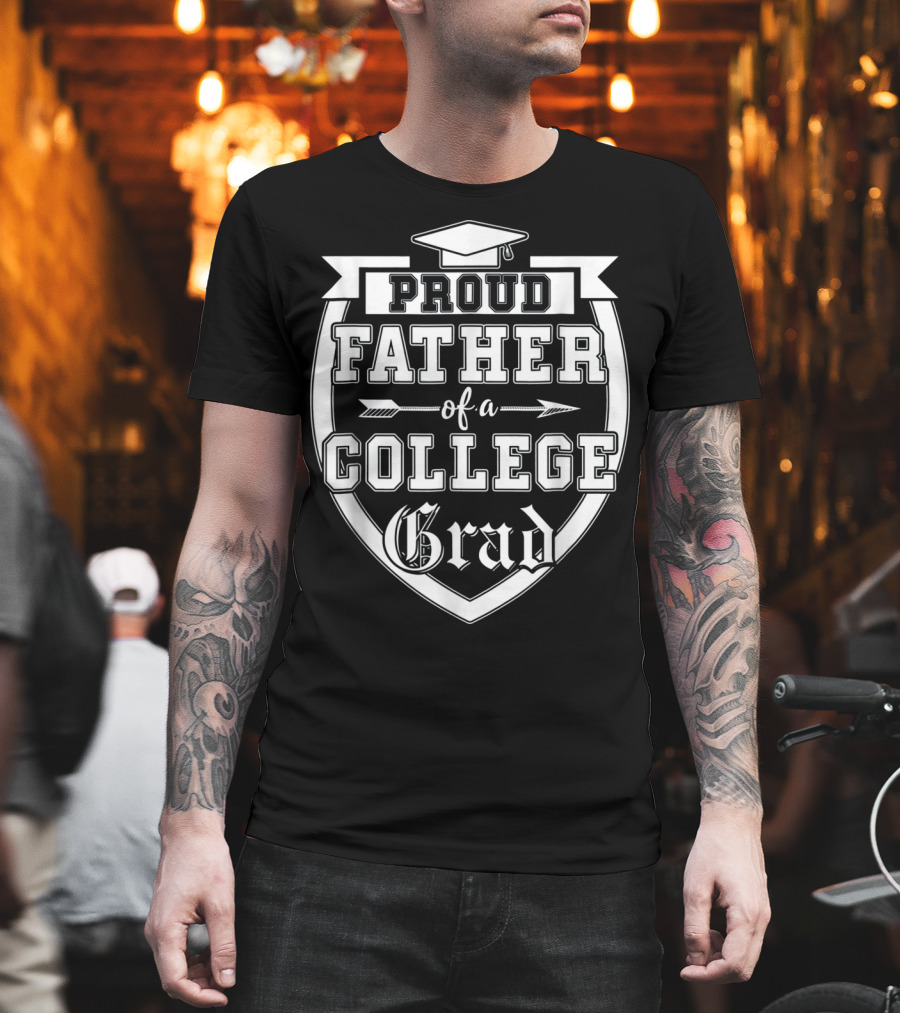 Proud Father of a College Grad Graduation Cap Banner Badge T-Shirt