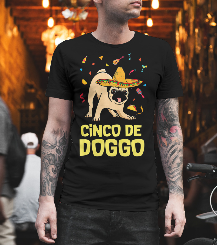 Funny Cinco de Doggo Sombrero Taco Pug T-Shirt