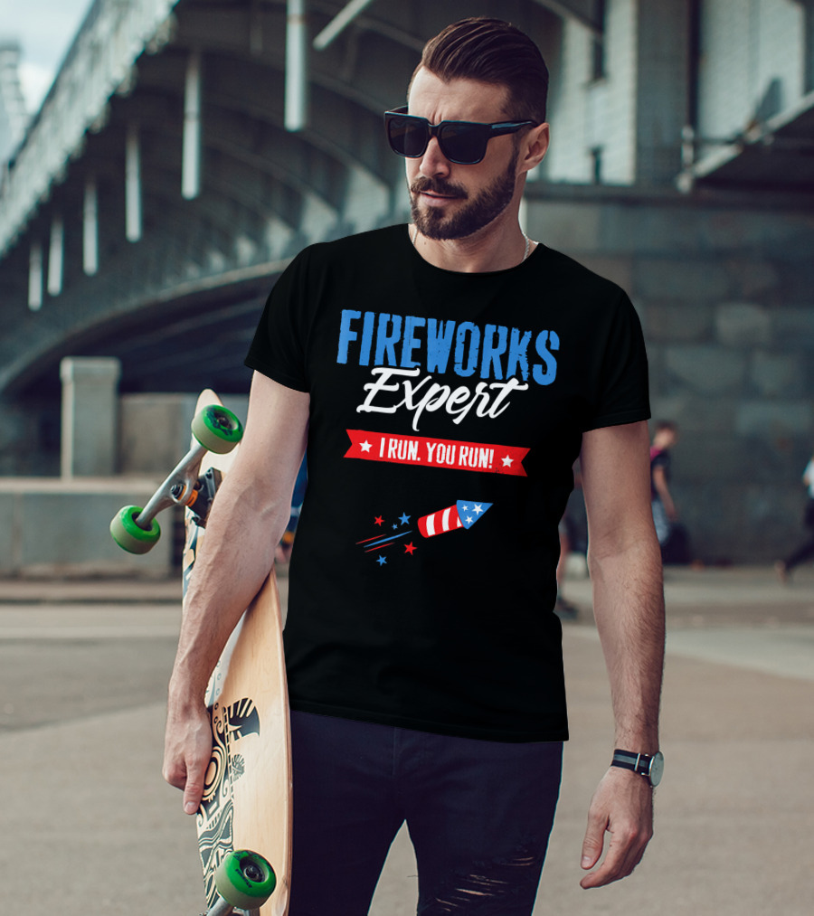 FIREWORKS EXPERT I RUN YOU RUN Rocket Stars Stripes Patriotic Humor T-Shirt
