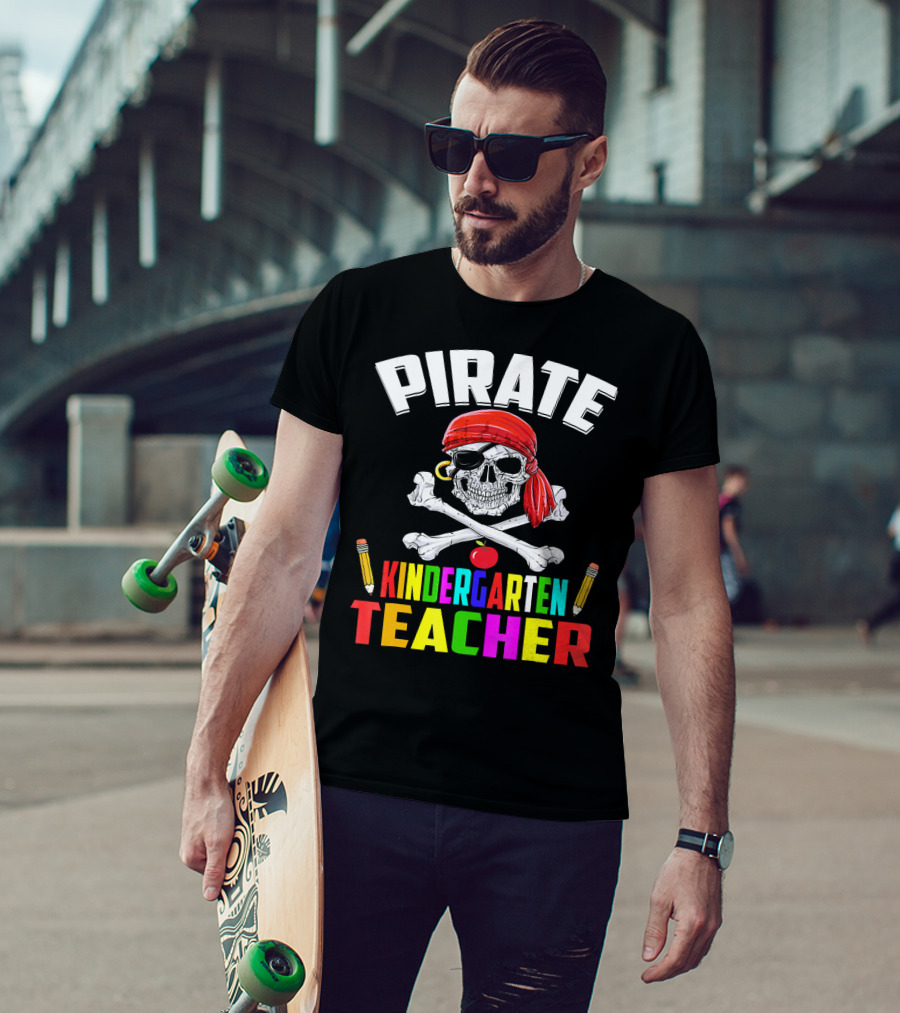 PIRATE KINDERGARTEN TEACHER Skull Crossbones Pencils Apple T-Shirt
