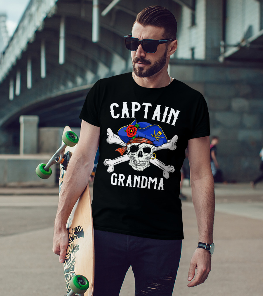 Captain Grandma Funny Pirate Skull Crossbones T-Shirt