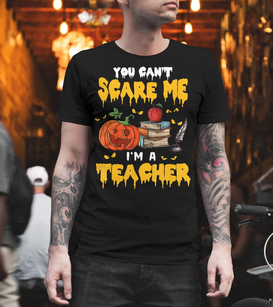 You Can't Scare Me I'm A Teacher Halloween Pumpkin Books Apple Feather T-Shirt
