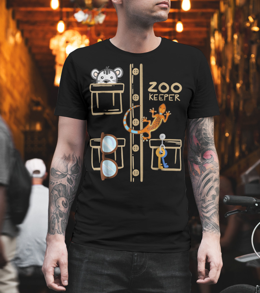 Zookeeper Costume Halloween Jung Zoo Keeper Animal Pockets With Gecko And Key T-Shirt