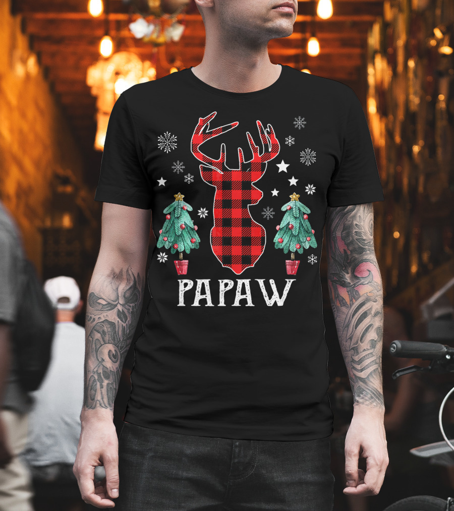 Papaw Plaid Reindeer Christmas Trees and Snowflakes Family Fun T-Shirt