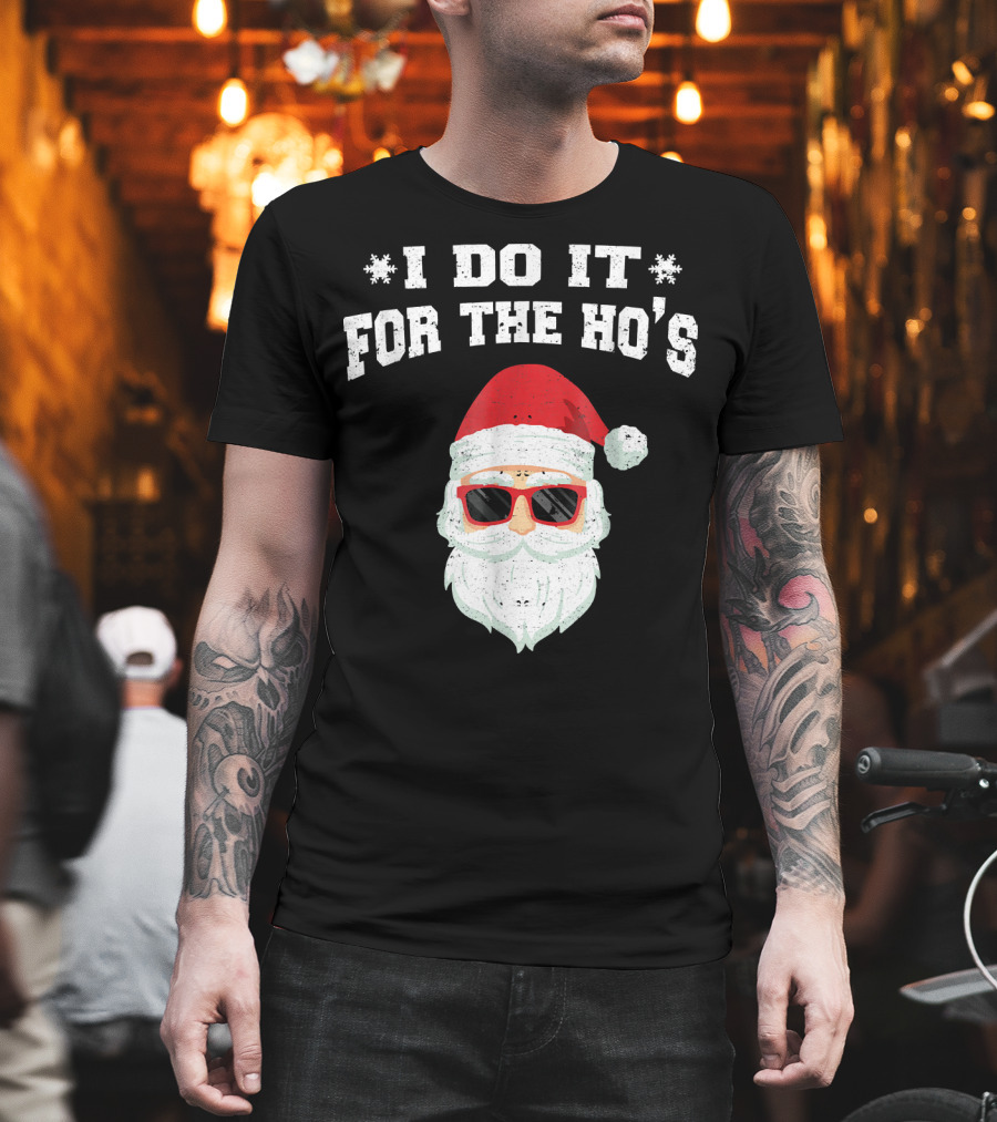 I Do It For The Ho's Funny Christmas Santa Red Hat Sunglasses T-Shirt