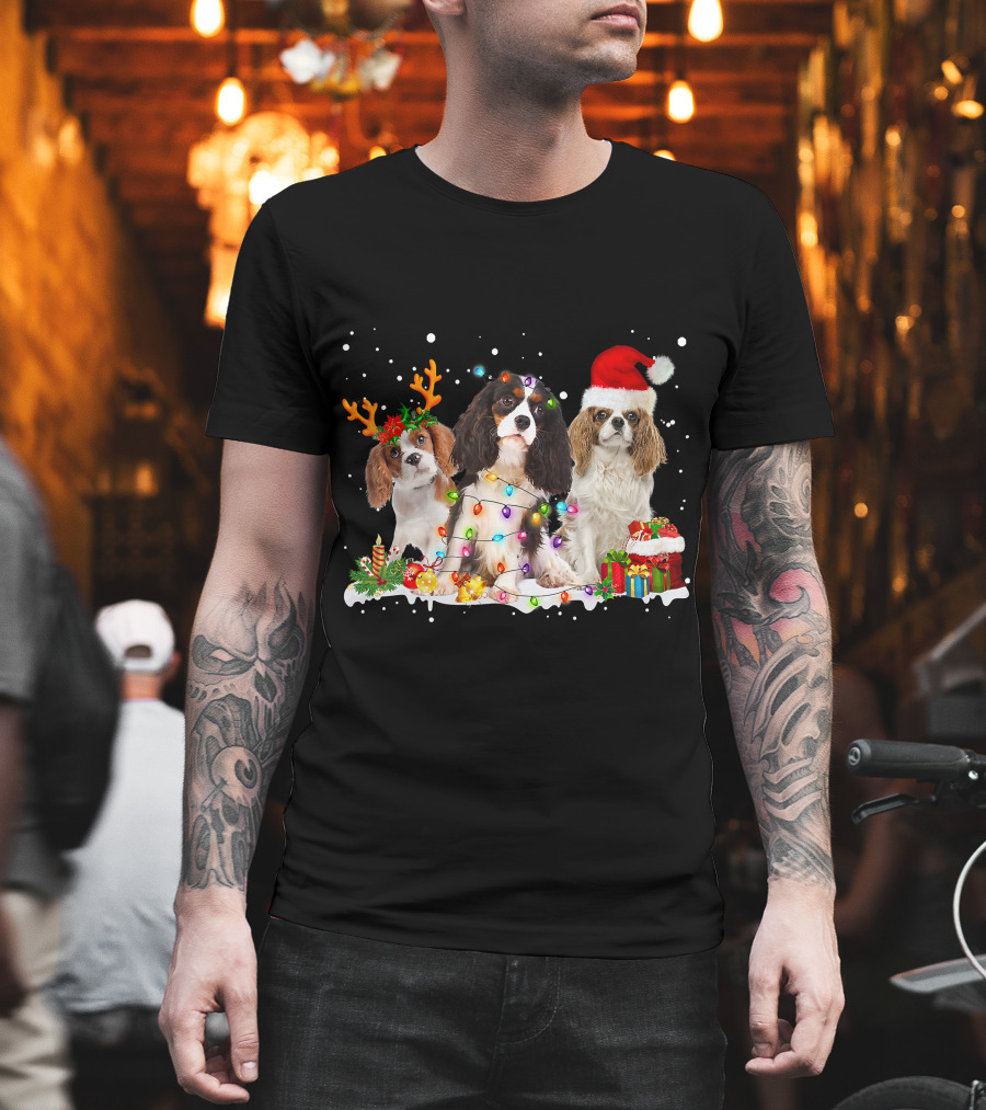 Cavalier King Charles Spaniel Festive Christmas Lights and Santa Hat Snow Scene T-Shirt